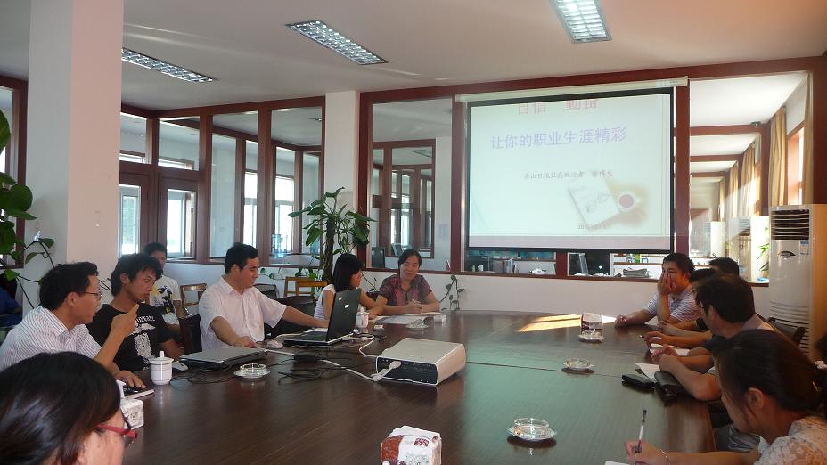 學(xué)習(xí)身邊典型 爭當(dāng)“定海先鋒”.jpg 學(xué)習(xí)身邊典型 爭當(dāng)“定海先鋒”.jpg